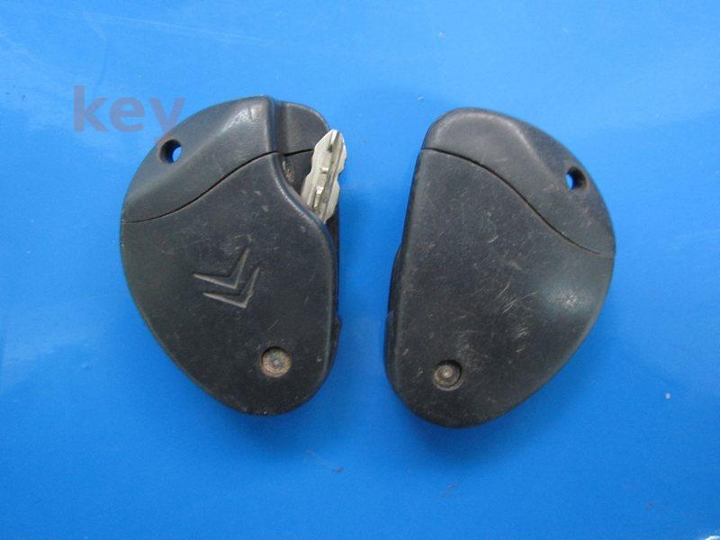 Cheie cu telecomanda Citroen buton lateral 33 SH